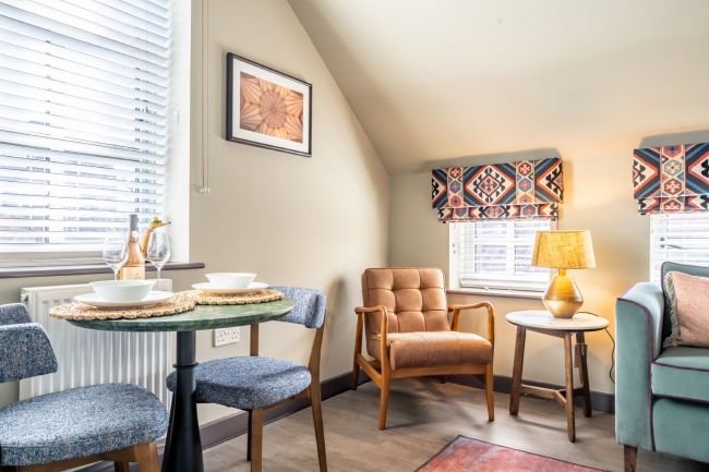 The_Falcon_Apartmen_4