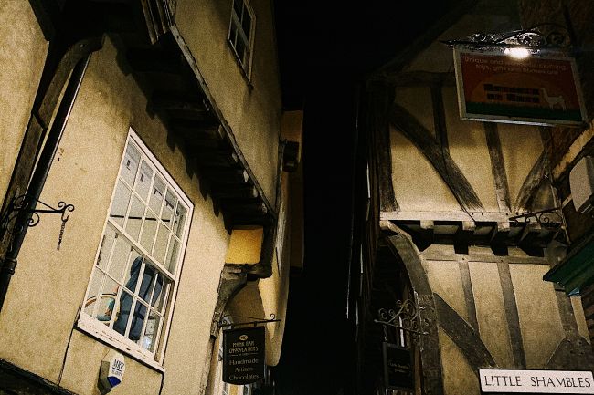 The_Shambles_at_night