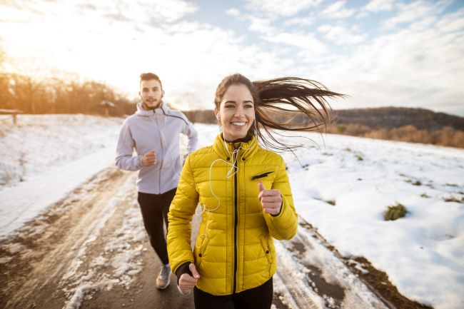 couple_jogging_in_countryside_in_winter