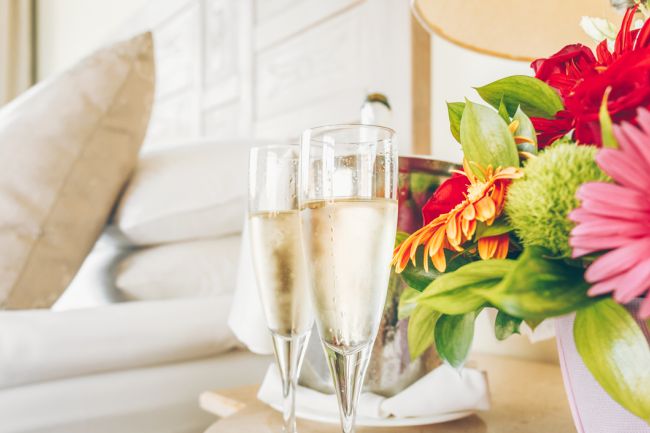 Prosecco_and_flowers_in_holiday_let