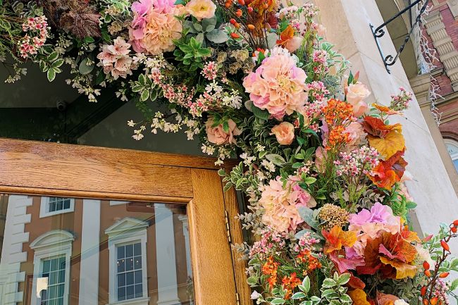 The_Ivy_doorway_flower_display